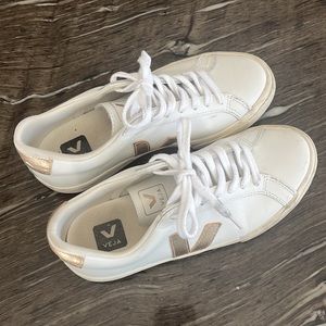 Veja Low-Top Sneakers